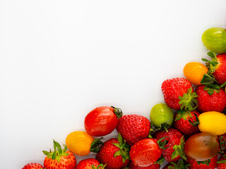 미니포토 박스에 PVC 배경지를 이용하여 방울토마토와 딸기를 이용하여 촬영한 사진입니다.