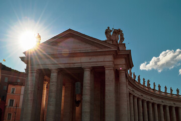 Fototapeta premium Statue sulle colonne in Piazza San Pietro, Città del Vaticano, Roma, Italia