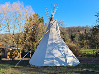 zelt in form eines wigwam in einem garten © Sigtrix
