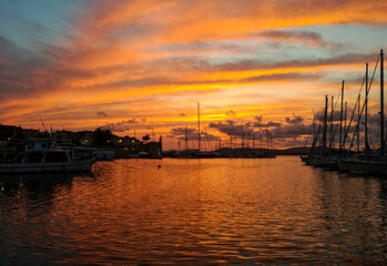 Fototapeta na wymiar Colori intensi del tramonto sul mare in Sardegna, Alghero