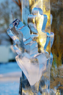 Sculpture "oak leaf" made of ice close-up