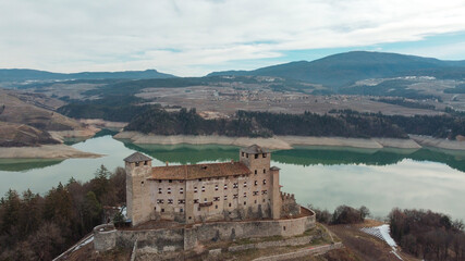 Fototapeta na wymiar castello lago paesaggio
