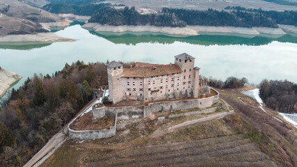 castello lago cles val di non 