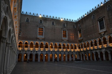 Fototapeta premium Palazzo illuminato in Piazza San Marco, Venezia, Italia