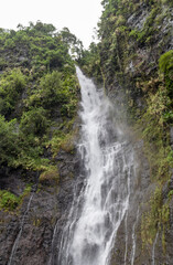 Cascade Te Fa’aurumai dans la jungle à Tahiti, Polynésie française