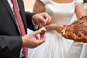 the bride and groom are eating a loaf. wedding traditions of russia