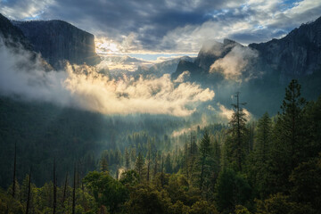 sunrise at the tunnel view in yosemite nationalpark, california, usa