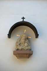 An einer Kirchenwand in Lohr am Main befindet sich dieses Gottes