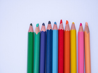 crayons de couleurs sur fond blanc
