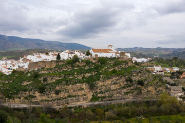 Fototapeta premium vista del municipio de el Burgo en la comarca del parque nacional sierra de las Nieves, Andalucía 