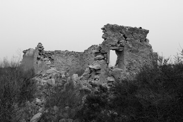 Obraz premium Remains of ruined house in the countryside