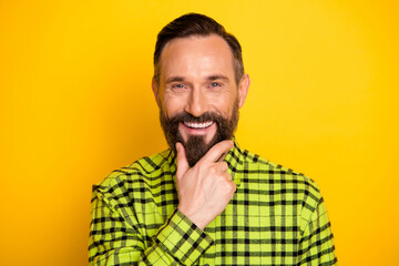 Obraz premium Photo of aged cheerful man happy positive smile hand touch beard barber shop isolated over yellow color background