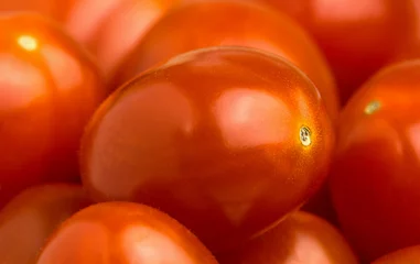 Gordijnen close-up van verse rode tomaten © Albert Ziganshin