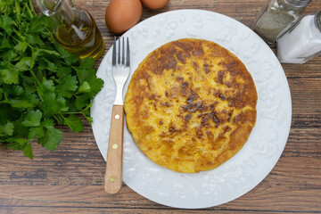 tortilla aux pommes de terre et aux oignons dans une assiette