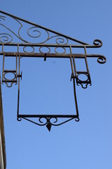 leerer Schildhalter aus Schmiedeeisen, kein Gastronomieschild mehr vorhanden