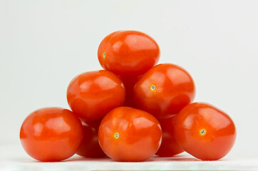 Rangée de tomates disposées en forme de triangle. Tas de tomates fraîches