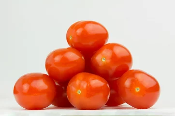 Draagtas Rij tomaten gelegd in een driehoekige vorm. Hoop verse tomaten © Albert Ziganshin