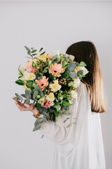Frau mit großem Blumenstrauß von hinten - anonym - Frühlingsblumen, Geschenk, Grüße, Ostern,...
