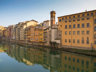 Italia, Toscana, Firenze, case lungo il fiume Arno.