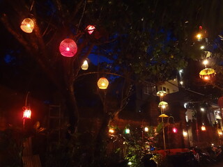Obraz premium Night view of Colourful cloth lanterns lamp light shades hanging outside in Hoi An, Vietnam - ランタン 夜景 ホイアン ベトナム 