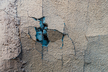 Feuchte und marode Hauswand