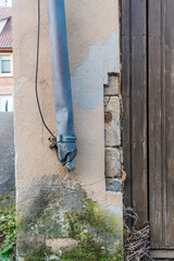 Feuchte und marode Hauswand