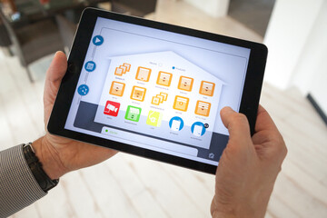 Haus gesteuert mit Smart Home Technologie auf Tablet