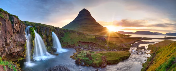 Fotobehang Zomerzonsondergang op de beroemde Kirkjufellsfoss-waterval en de Kirkjufell-berg. Kleurrijk avondpanorama van Snaefellsnes-schiereiland, IJsland, Europa. © Lukas Gojda