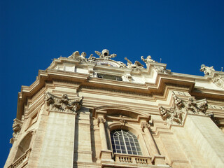 Vatikan Vatikanstadt Petersplatz Petersdom Rom - Säulen Fassade Kapitelle mit blauem Himmel