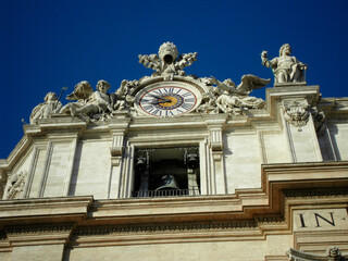 Vatikan Vatikanstadt Petersplatz Petersdom Rom - S&auml;ulen Fassade Kapitelle mit blauem Himmel