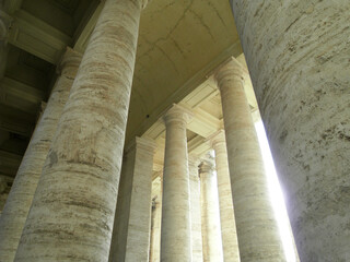 Vatikan Vatikanstadt Petersplatz Petersdom Rom - S&auml;ulen Fassade Kapitelle mit blauem Himmel