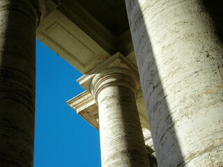 Vatikan Vatikanstadt Petersplatz Petersdom Rom - Säulen Fassade Kapitelle mit blauem Himmel