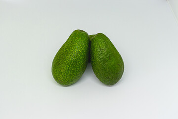 Dos paltas (aguacates) sobre el fondo blanco