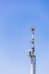 Obraz premium Communication antenna with background of blue sky.