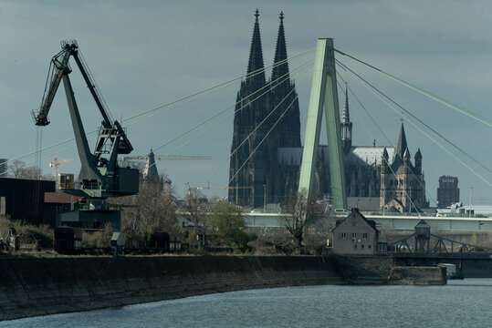 Deutzer Hafen mit Blick auf die Severinsbr&uuml;cke und den K&ouml;lner Dom