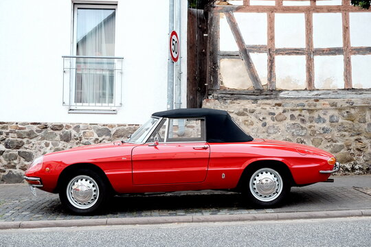 Alfa Romeo Duetto Spider aus dem Italien der Sechzigerjahre in Rot mit Stoffverdeck in Schwarz am 26.07.2019 beim Oldtimertreffen Golden Oldies in Wittenberg Krofdorf-Gleiberg bei Gie&szlig;en in Hessen