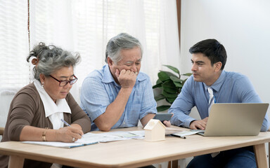 Obraz premium An insurance agent offers health insurance for Asian elderly couples, Finance staff present and close real estate sales.