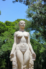 Fototapeta na wymiar statue in the garden