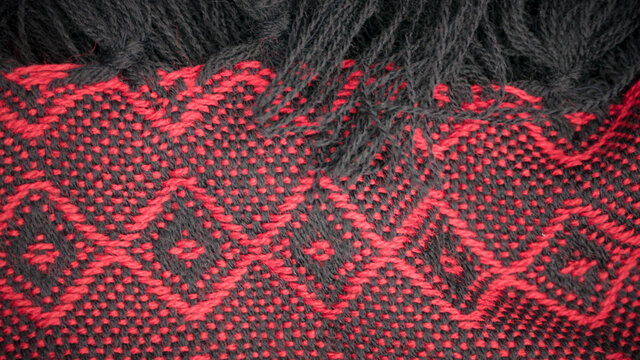 Estampado geom&eacute;trico tradicional en pa&ntilde;o de hilo rojo