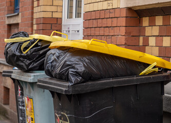 Mülltonnen voll mit Plastikmüll
