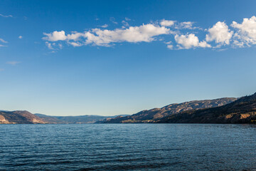 Obraz premium Beautiful view on lake in Canada with blue water and blue sky with white clouds