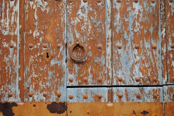 puerta antigua de una cuadra de caballos