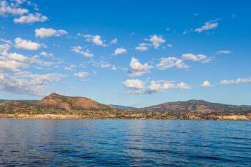 Naklejka premium Panoramic view of idyllic summer landscape in the British Columbia with clear mountain lake background