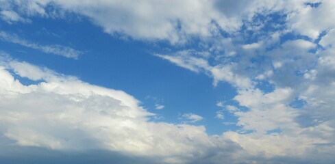 Obraz premium Beautiful cloudscape on blue sky, natural background