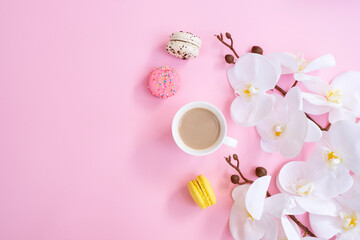 Women day 8 March concept. Morning coffee, macarons and white orchid flowers on pink pastel background. Flat lay.
orkide