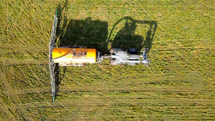 Traktor mit Güllefass verteilt Jauche auf einer Wiese, Landwirtschaft aus der Vogelperspektive © keBu.Medien