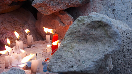 velas prendidas en un lugar sagrado