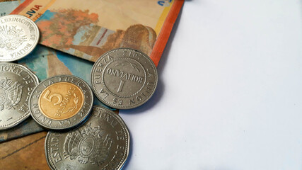 monedas y billetes con fondo blanco