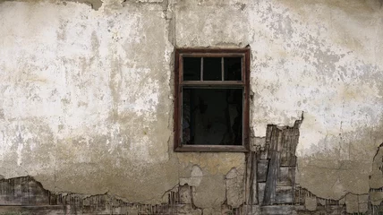 Alte Wand des Schmutzes und zerbrochenes Holzfenster des verlassenen Gebäudes © Ayman Alakhras