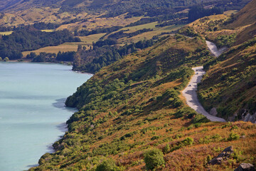 Fototapeta na wymiar Scenic lake road through the mountains in New Zealand